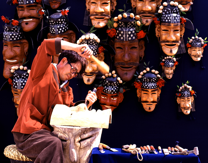 Artisan making Cheoyong Korean mask